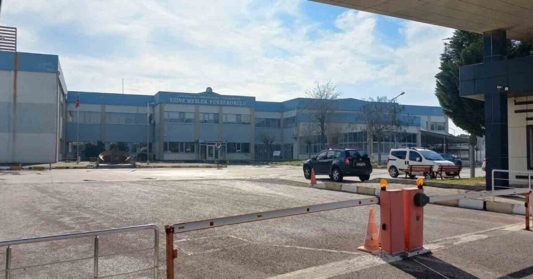 Çanakkale Onsekiz Mart Üniversitesi (ÇOMÜ) Ezine Meslek Yüksekokulu’nda idari personel