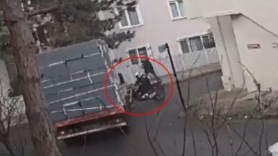 Tekirdağ’ın Çorlu ilçesinde kamyonetle çarpışan motosikletin sürücüsünün yaralandığı kaza anı