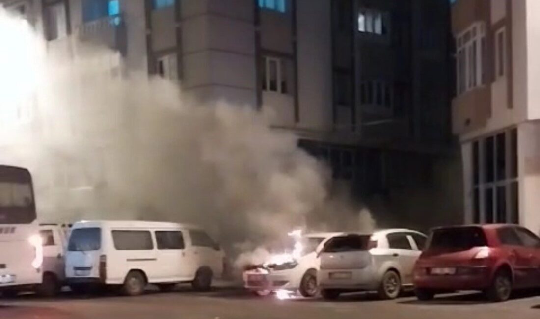 Tekirdağ Çorlu’da park halindeki bir otomobilde yangın çıktı. Ruşenler Sokak