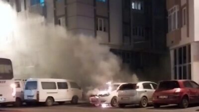 Tekirdağ Çorlu’da park halindeki bir otomobilde yangın çıktı. Ruşenler Sokak