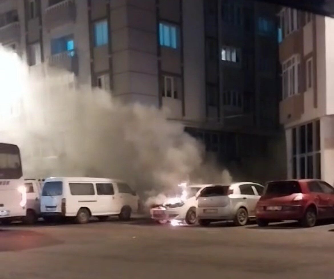 Tekirdağ Çorlu’da park halindeki bir otomobilde yangın çıktı. Ruşenler Sokak