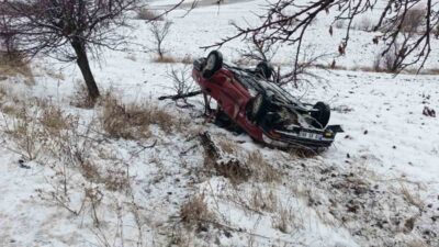 Çorum’un Alaca ilçesinde kar yağışı ve buzlanma nedeniyle kontrolden çıkan