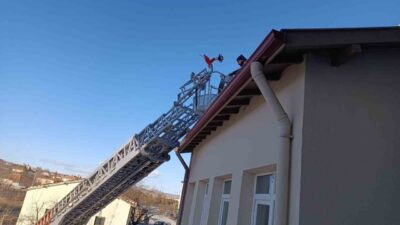 Çorum’un Alaca ilçesinde, binasının çatısında mahsur kalan kedi, itfaiye ekiplerinin