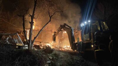 Çorum’un Laçin ilçesinde çıkan yangın, bir evi ve bitişiğindeki depoyu