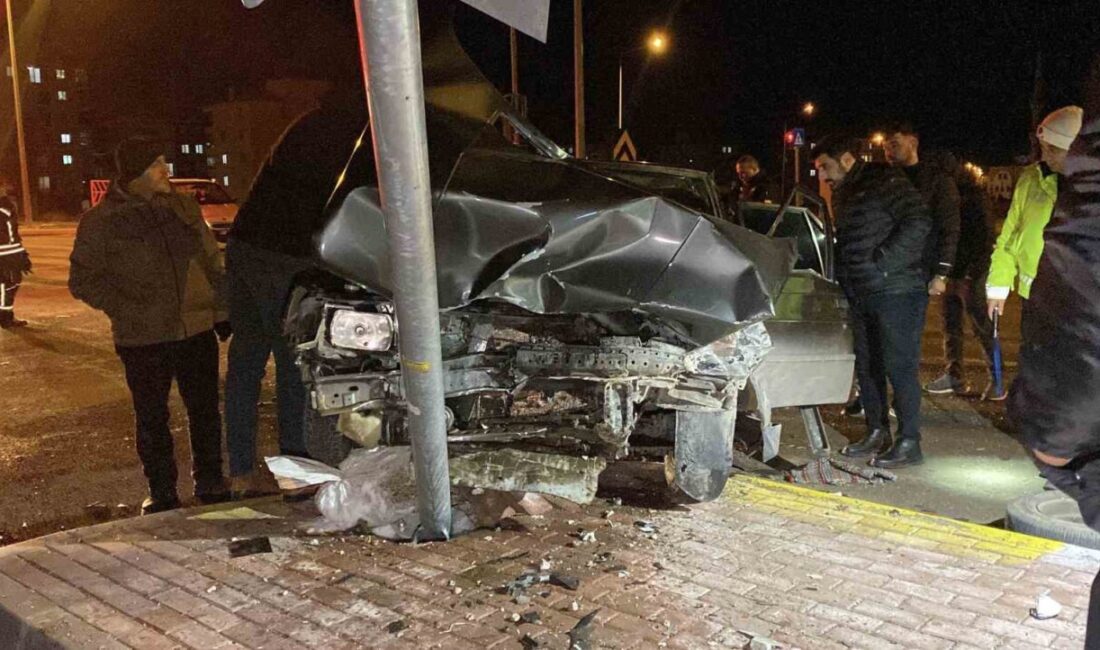 Çorum’da iki otomobilin çarpışması neticesinde meydana gelen kazada 4 kişi