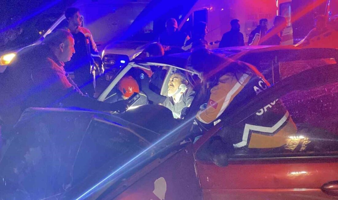 Çorum’da iki otomobilin çarpışması neticesinde meydana gelen trafik kazasında 3’ü