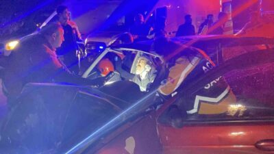 Çorum’da iki otomobilin çarpışması neticesinde meydana gelen trafik kazasında 3’ü