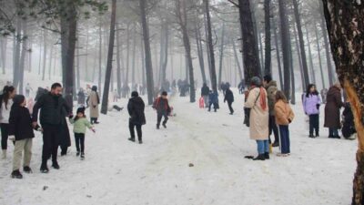 Çorum’da Çatak Tabiat Parkı’nda düzenlenen kar festivali, vatandaşların akına uğradı.