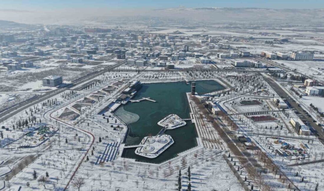 Çorum’da lapa lapa yağan karın ardından beyaza bürünen Millet Bahçesi,