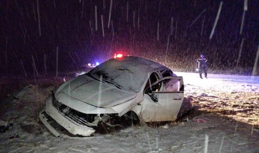 Çorum’un Sungurlu ilçesinde yoğun kar yağışı sebebiyle kayganlaşan yolda takla
