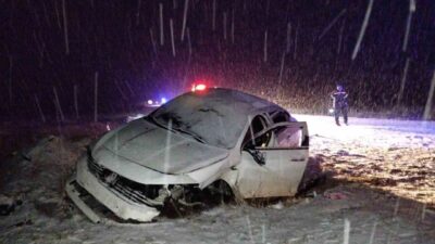 Çorum’un Sungurlu ilçesinde yoğun kar yağışı sebebiyle kayganlaşan yolda takla