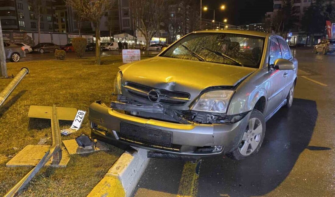 Çorum’da otomobilin sinyalizasyon direğine çarpması neticesinde meydana gelen trafik kazasında