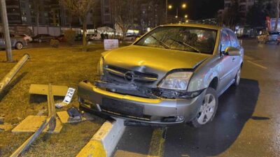 Çorum’da otomobilin sinyalizasyon direğine çarpması neticesinde meydana gelen trafik kazasında