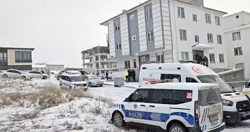 Çorum’da kendilerinden haber alınamayan yaşlı çift, yakınları tarafından evlerinde silahla