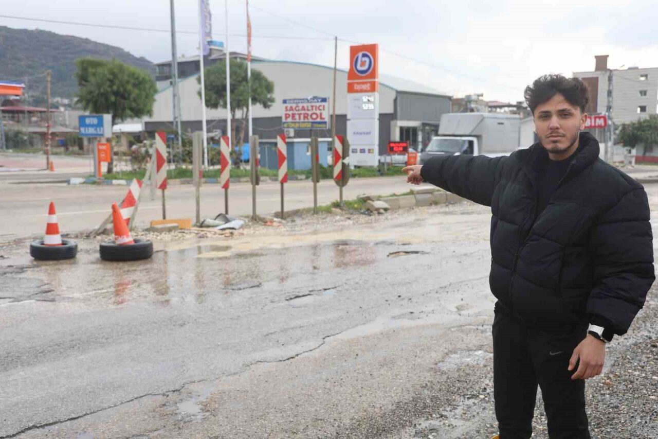 Hatay’ın Samandağ ilçesinde yol ortasında bulunan çukur nedeniyle 6 aracın