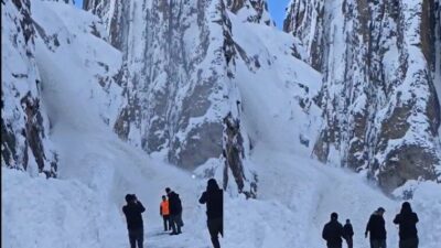 Hakkari’nin Çukurca yoluna düşen çığ anbean görüntülendi. Hakkari’de etkili olan