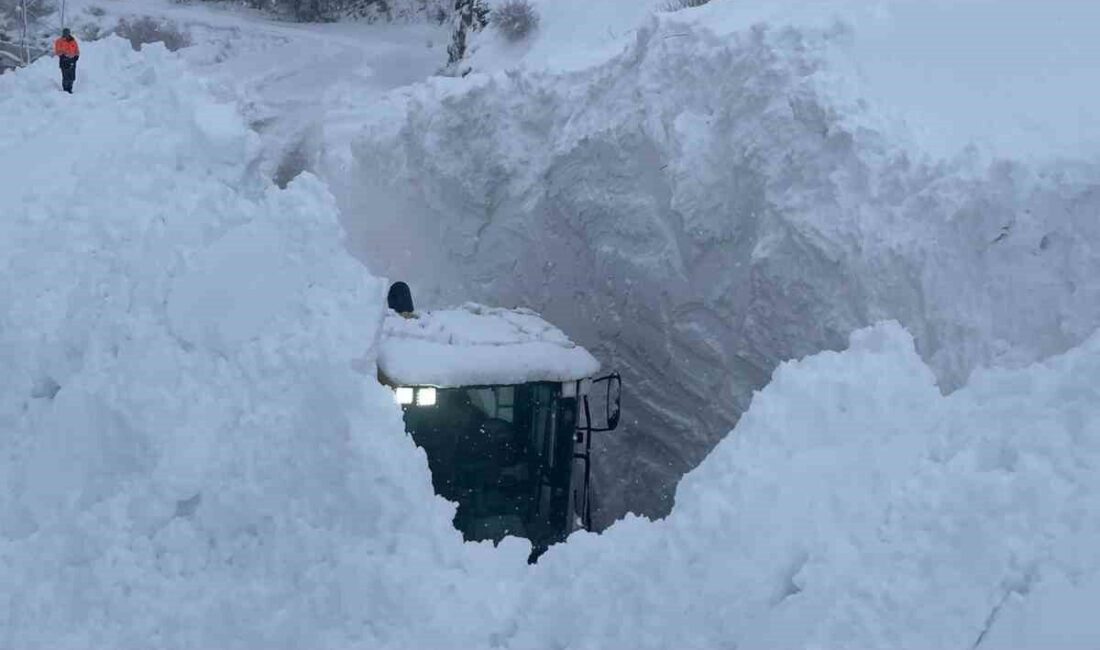 Hakkari’nin Çukurca ilçesi kara yolunda etkisini sürdüren kar yağışıyla birlikte