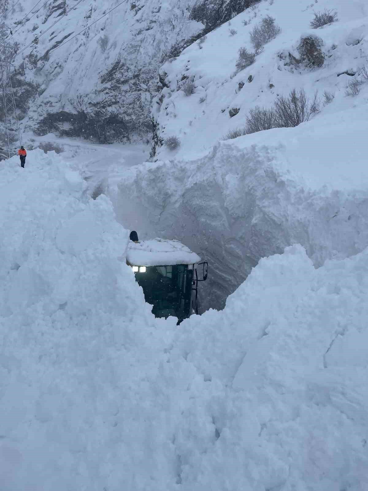 Hakkari’nin Çukurca ilçesi kara yolunda etkisini sürdüren kar yağışıyla birlikte
