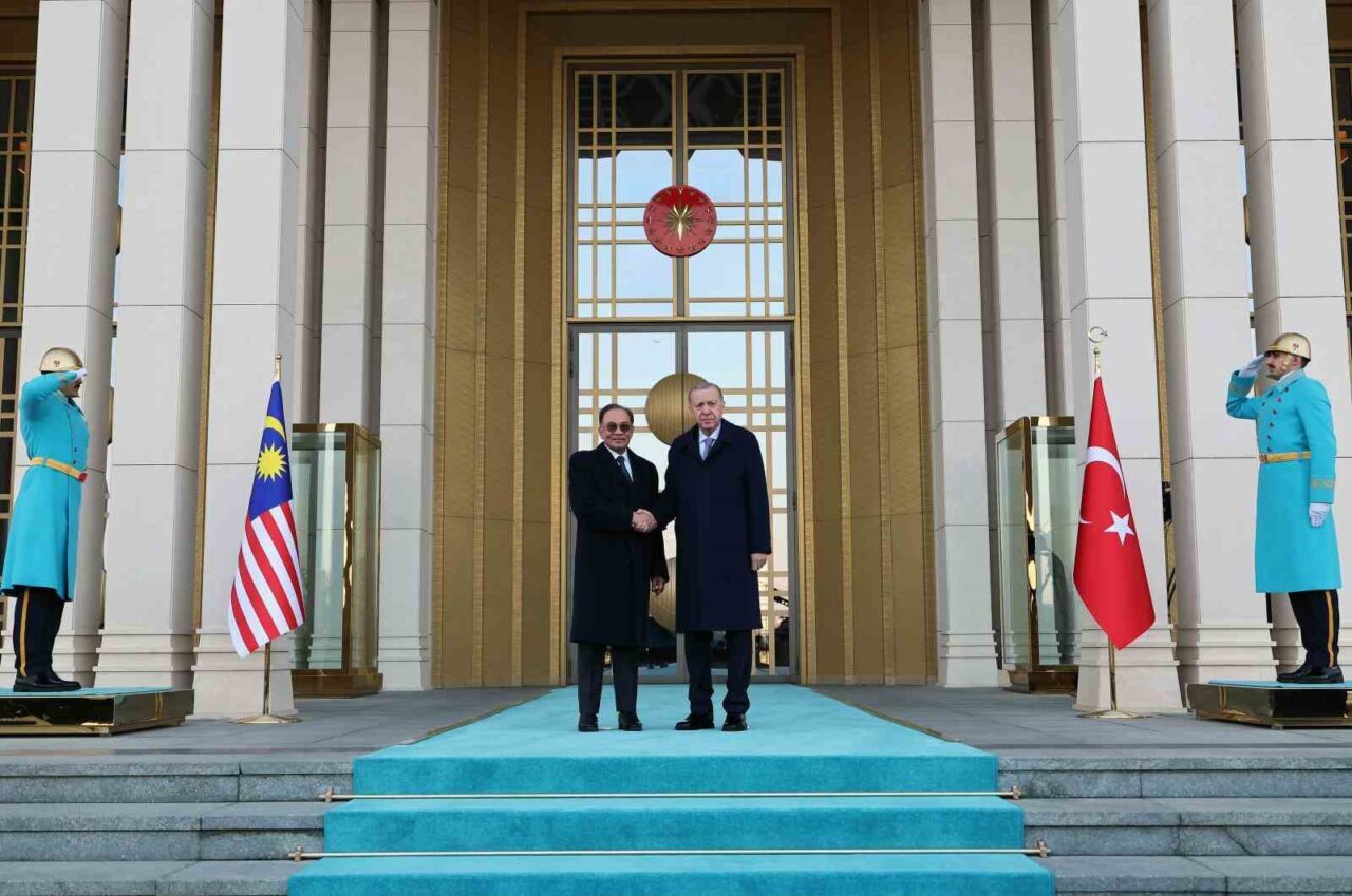 Cumhurbaşkanı Recep Tayyip Erdoğan, Malezya Başbakanı Enver İbrahim’i törenle karşıladı.
