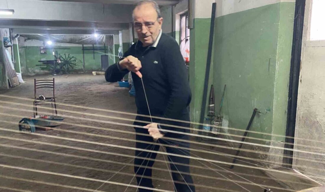 Cumhurbaşkanı Recep Tayyip Erdoğan’ın elinden “Yaşayan İnsan Hazineleri” ödülünü alan