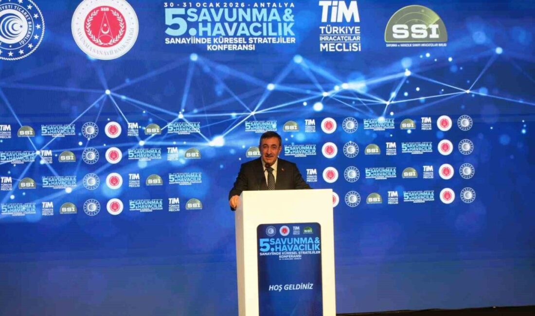 Antalya’da düzenlenen Savunma ve Havacılık Sanayiinde Küresel Stratejiler Konferansı’nda konuşan