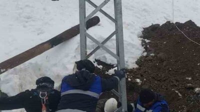 Diyarbakır’ın Çüngüş ilçesinde geçtiğimiz günlerde kar yağışlarından dolayı devrilen elektrik