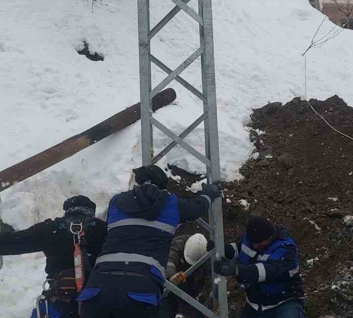 Diyarbakır’ın Çüngüş ilçesinde geçtiğimiz günlerde kar yağışlarından dolayı devrilen elektrik