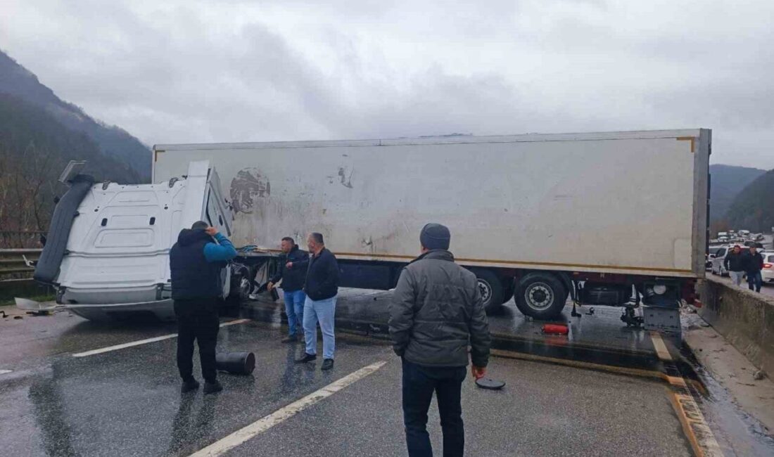 D-650 kara yolunda meydana gelen trafik kazası nedeniyle Bilecik-Sakarya istikameti