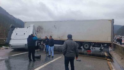 D-650 kara yolunda meydana gelen trafik kazası nedeniyle Bilecik-Sakarya istikameti