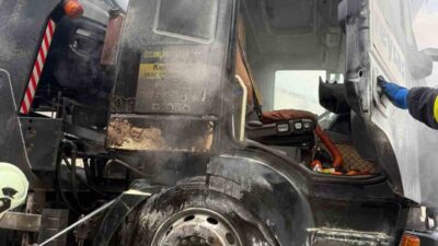 Kastamonu’nun Tosya ilçesinde D100 karayolunda seyir halindeki çekicide çıkan yangın