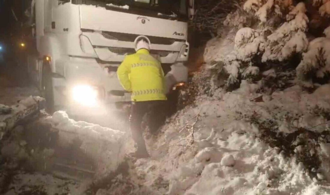 Tokat’ın Niksar ilçesinde bir tırın makaslaması sonucu kapanan D850 kara