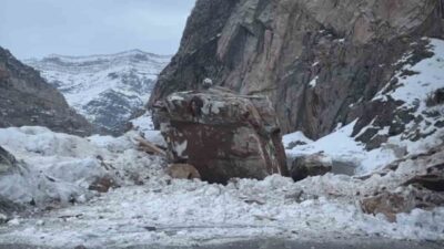 Şırnak’ta dağdan kopan dev kaya parçası yolu ulaşıma kapattı. Şırnak’ın