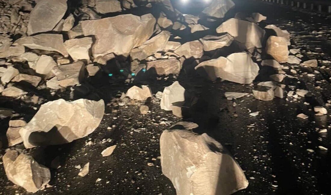 Şanlıurfa’nın Birecik ilçesinde dağdan kopan kayalar yolu trafiğe kapattı. Edinilen