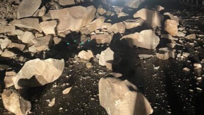 Şanlıurfa’nın Birecik ilçesinde dağdan kopan kayalar yolu trafiğe kapattı. Edinilen