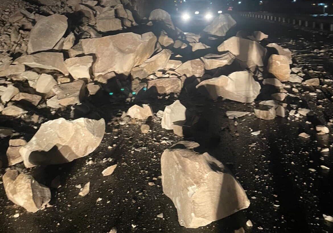 Şanlıurfa’nın Birecik ilçesinde dağdan kopan kayalar yolu trafiğe kapattı. Edinilen