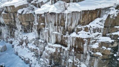 Şırnak’ta çetin geçen kışla birlikte dağlarda buzdan şelaleler oluştu. Dev