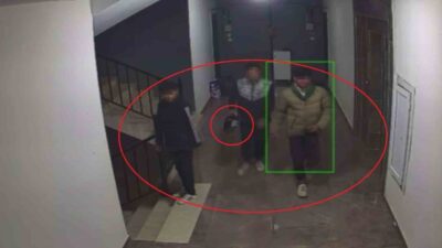 Hatay’ın Reyhanlı ilçesinde apartmana giren 3 şahsın daire önünde duran