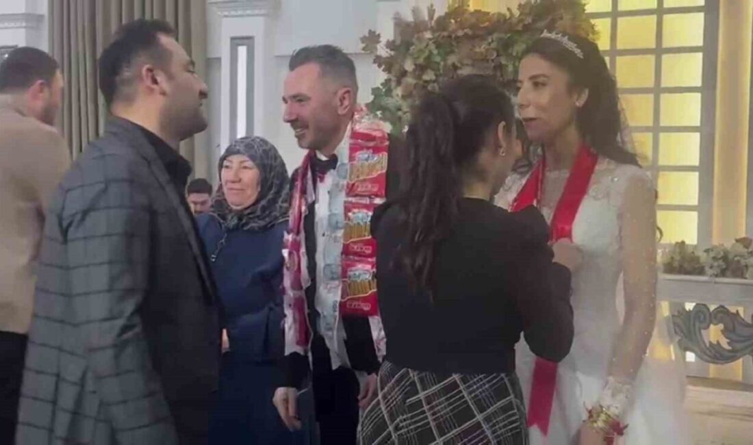 Amasya’da bir düğünde damada takı yerine çubuk kraker taktılar. Çubuk