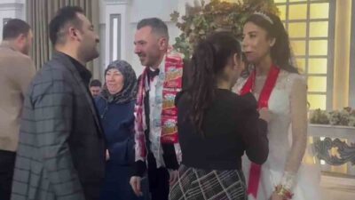 Amasya’da bir düğünde damada takı yerine çubuk kraker taktılar. Çubuk