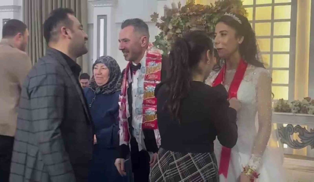 Amasya’da bir düğünde damada takı yerine çubuk kraker taktılar. Çubuk