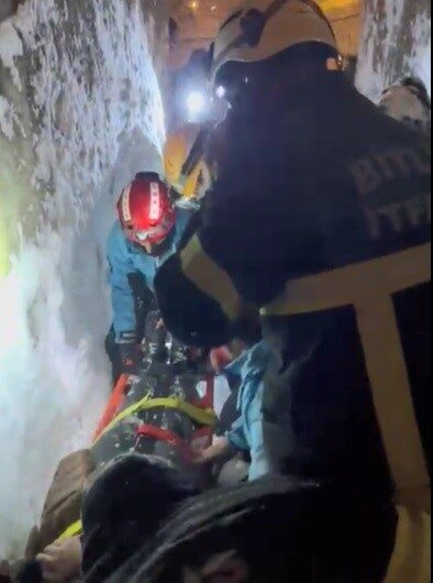 Bitlis’te yoğun kar yağışının ardından dam temizliği yapan iki kişinin