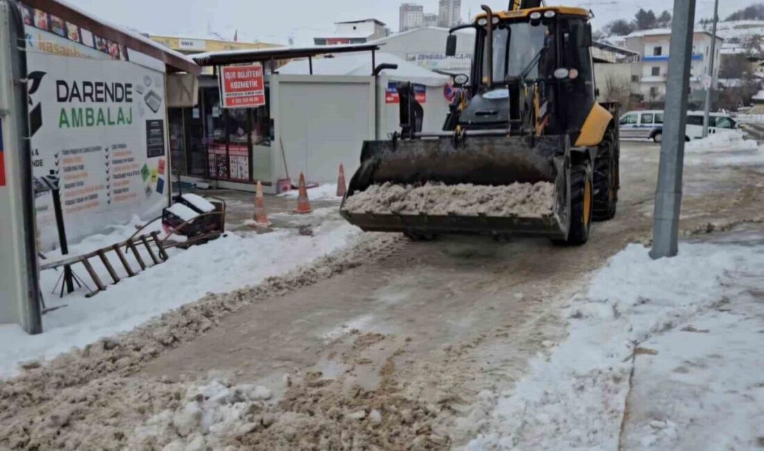 Malatya’nın Darende ilçesi, etkili olan yoğun kar yağışıyla birlikte beyaz