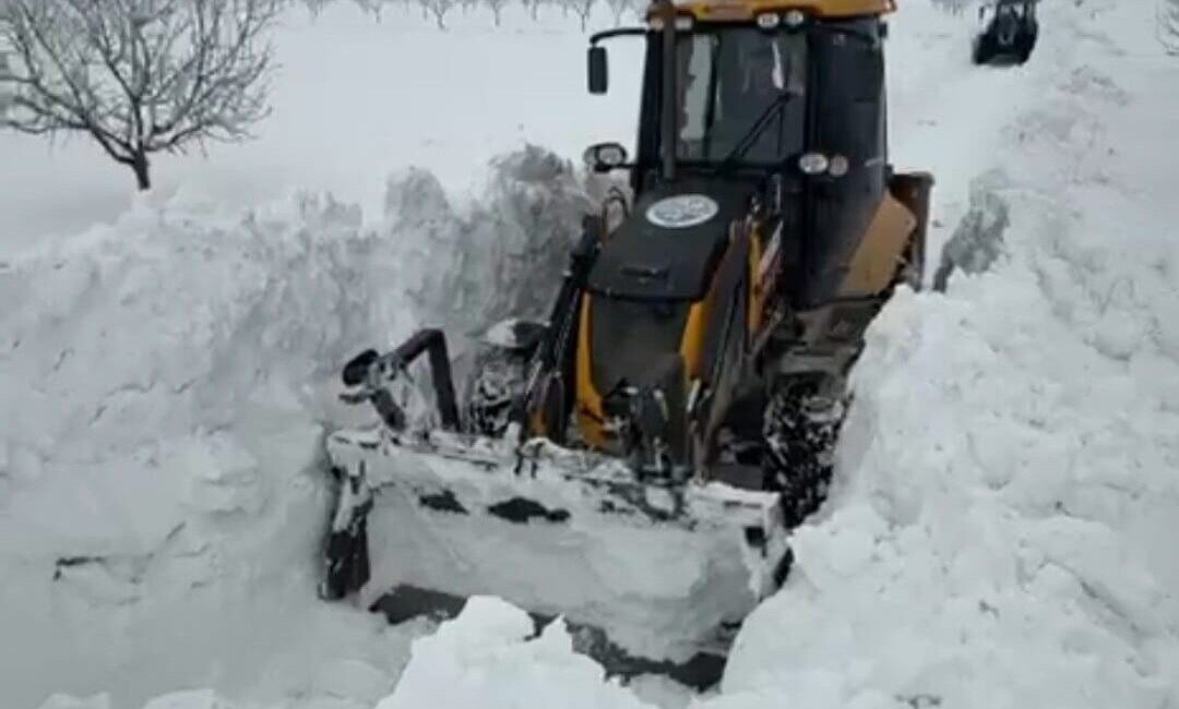 Darende Belediyesi, ilçenin özellikle kırsal mahallelerinde etkili olan yoğun kar