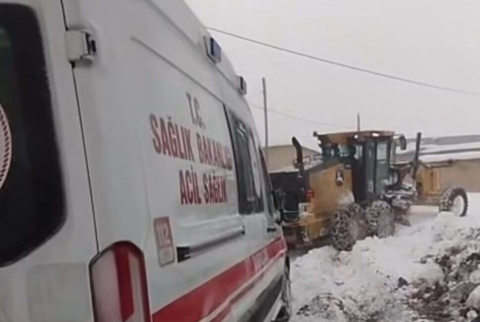 Darende Belediyesi, ilçede etkili olan yoğun kar yağışı ve tipi