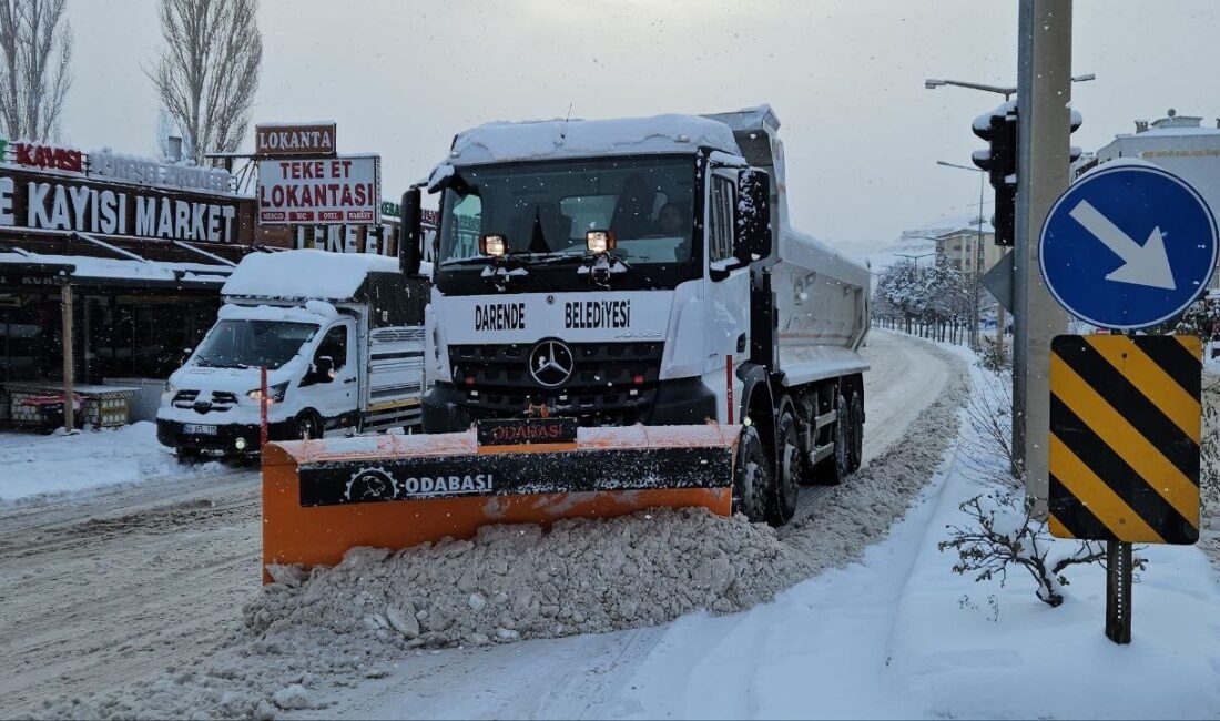 Malatya’nın Darende ilçesinde etkili olan kar yağışının ardından belediye ekipleri