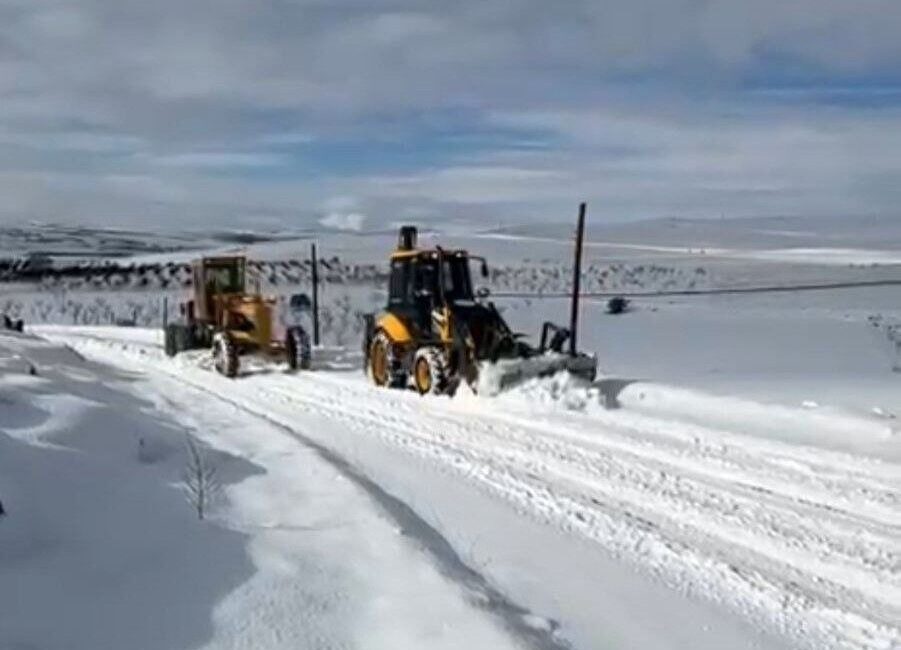 Darende Belediyesi, etkili olan kar yağışının ardından kırsal mahallelerde ulaşımın