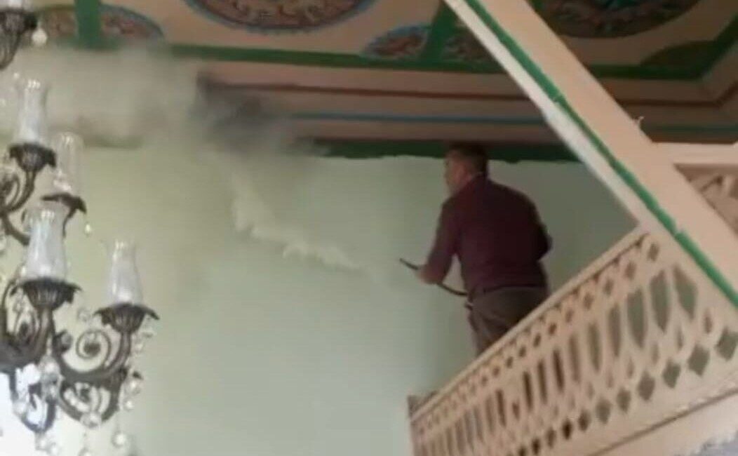 Malatya’nın Darende ilçesinde bir caminin çatı kısmında çıkan yangın paniğe