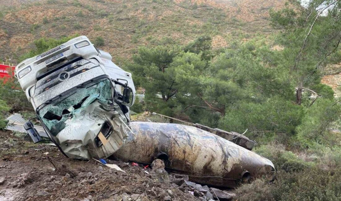 Muğla’nın Datça ilçesinde virajı alamayan tırın devrilmesi sonucu meydana gelen