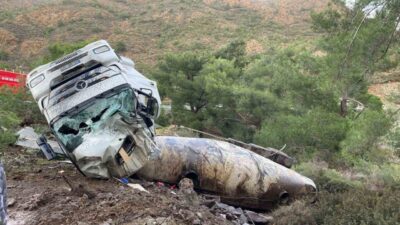 Muğla’nın Datça ilçesinde virajı alamayan tırın devrilmesi sonucu meydana gelen