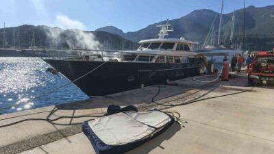 Muğla’nın Datça ilçesindeki bir marinada demirli haldeki bir motoryatta çıkan
